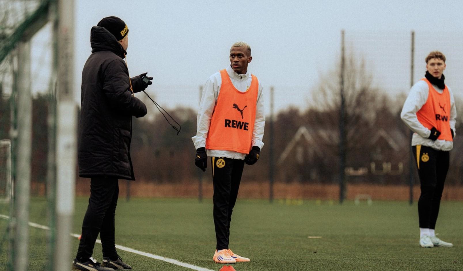 开云官方网站-熟悉下新环境，将在今夏加盟多特的莱尔马跟随U23进行了训练