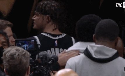 欧文遭绿军球迷水瓶袭击 三巨头痛斥球迷越界行为