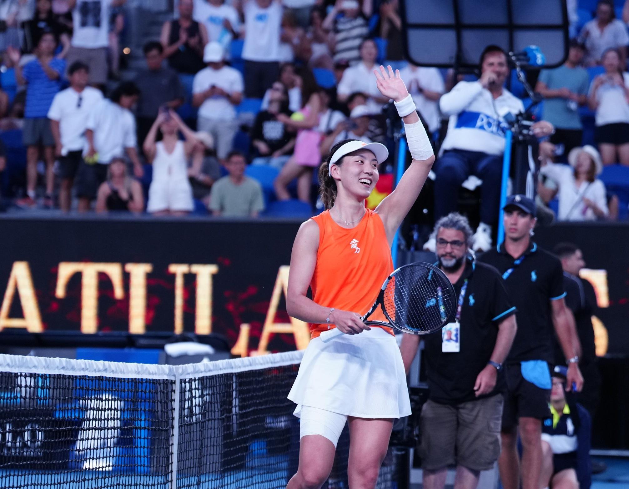 开云登录入口地址-又美又能打！王欣瑜2-0复仇+首进澳网16强：中国莎娃挥手微笑真甜